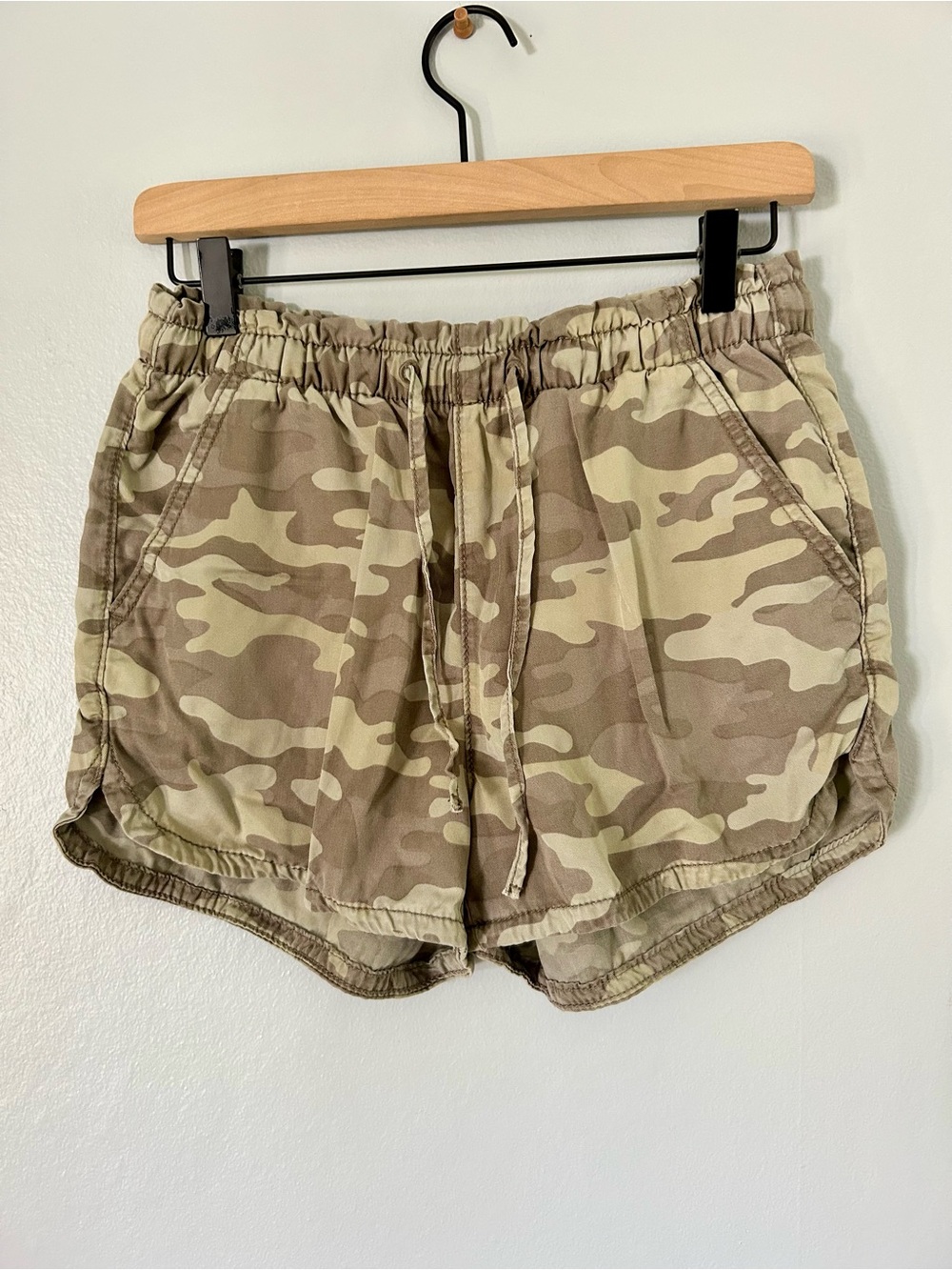 American Eagle Outfitters • green Camo shorts
